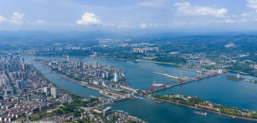 在湖北宜昌,船舶经过葛洲坝水利枢纽工程水域(2026年5月14日摄,无人机照片)。新华社记者 肖艺九 摄