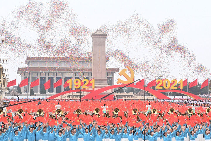 2021年7月1日上午,庆祝中国共产党成立100周年大会在北京天安门广场隆重举行。这是庆祝大会现场放飞气球。新华社记者 李尕 摄