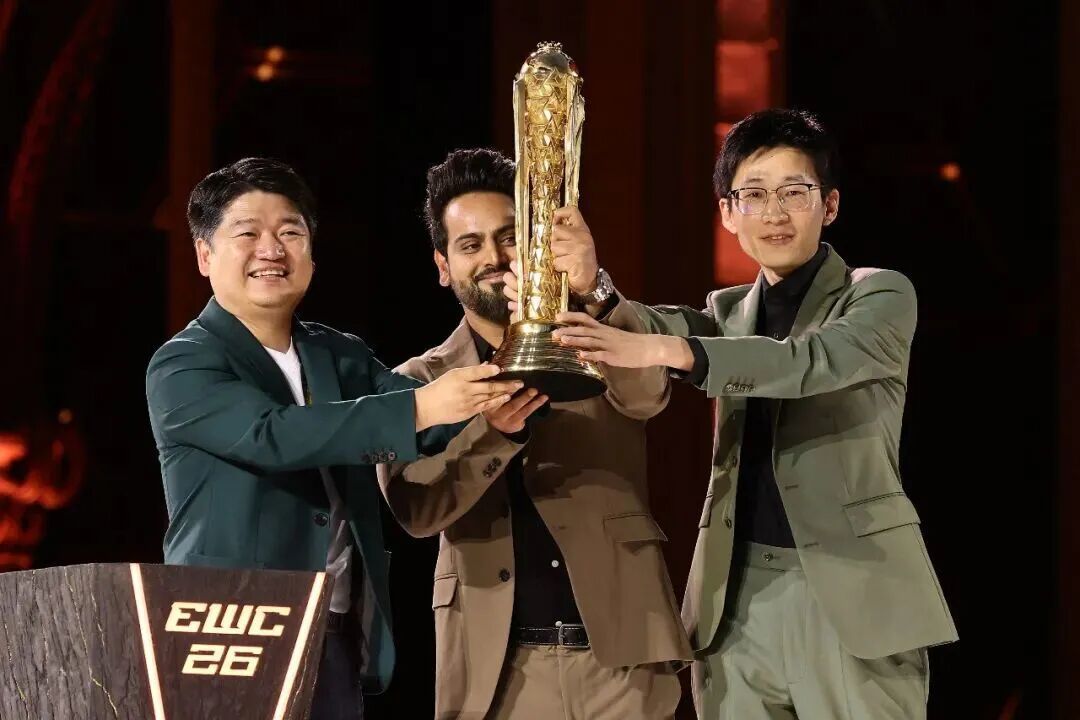 8月23日在法国巴黎,中国战队All Gamers负责人举起EWC冠军奖杯。