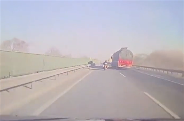 高速上半挂两次恶意别摩托车 官方回应:已找到涉事司机 全责!