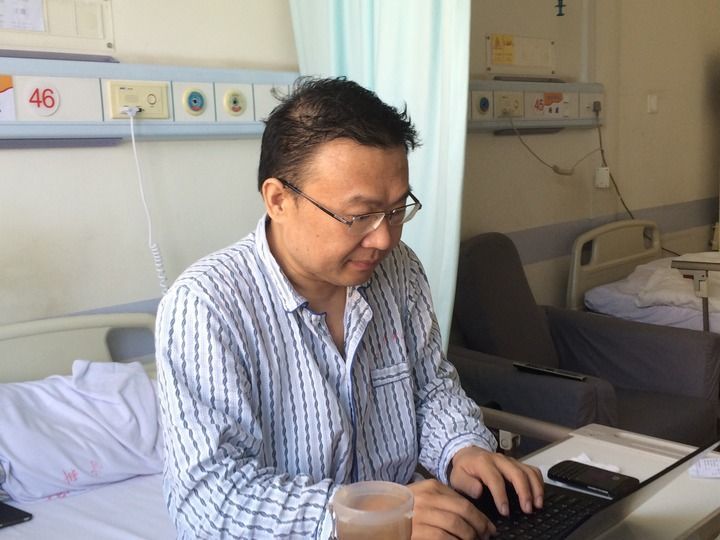 王戟在医院接受康复治疗期间工作（资料照片）。新华社发
