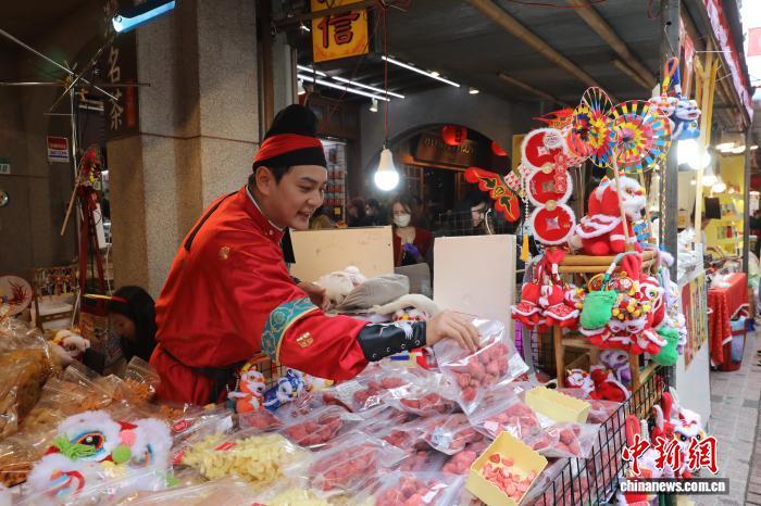 1月31日，台北年货大街开市。图为身着汉服的吴旻义正售卖商品。　中新社记者 刘大炜 摄