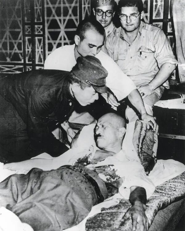 ·1945年9月11日,东条英机在家中自杀未遂。(视觉中国)