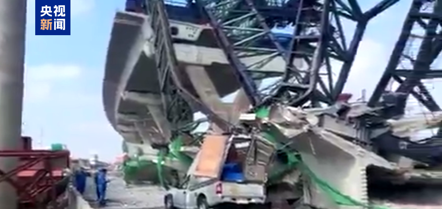 △15日,泰国曼谷一施工起重机坍塌,砸中行驶车辆