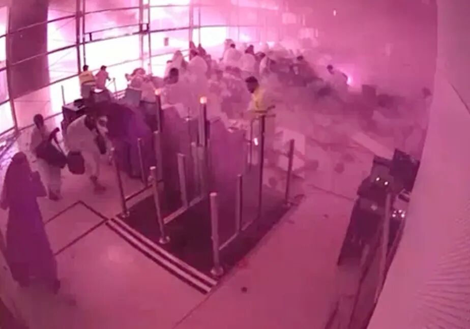 当地时间2026年10月10日,沙特阿拉伯利雅得,闭路电视画面显示,哈立德国王国际机场部分区域起火冒烟,乘客纷纷躲避。图/视觉中国