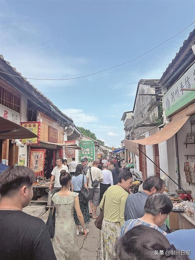 潮安区龙湖古寨游人如织。 隆户 供