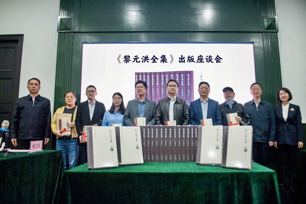 4赠书仪式(马波 摄).jpg