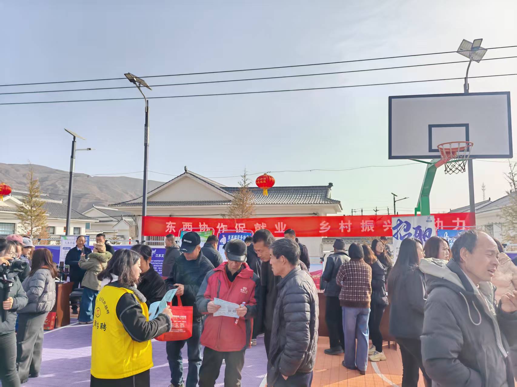 2月26日,陇西县菜子镇举办招聘会,将就业岗位送到农民家门口。郭晋晖摄。