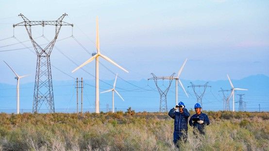 国网博尔塔拉供电公司员工巡视检查阿拉山口风电送出线路运行情况。杨莹君 摄
