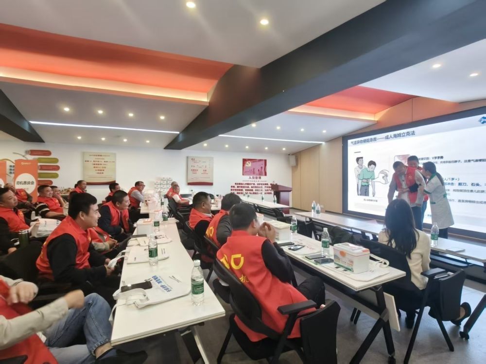 在重庆市（两江）新就业群体党群服务中心举办的重庆司机健康月关怀活动上，网约车司机学习应急处理知识。（受访者供图）