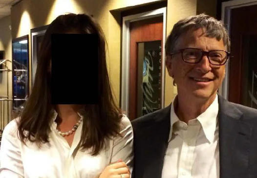 好意思国国会众议院监督委员会此前公布的文献中，出现盖茨与年青女性的合照。 英国《金融时报》