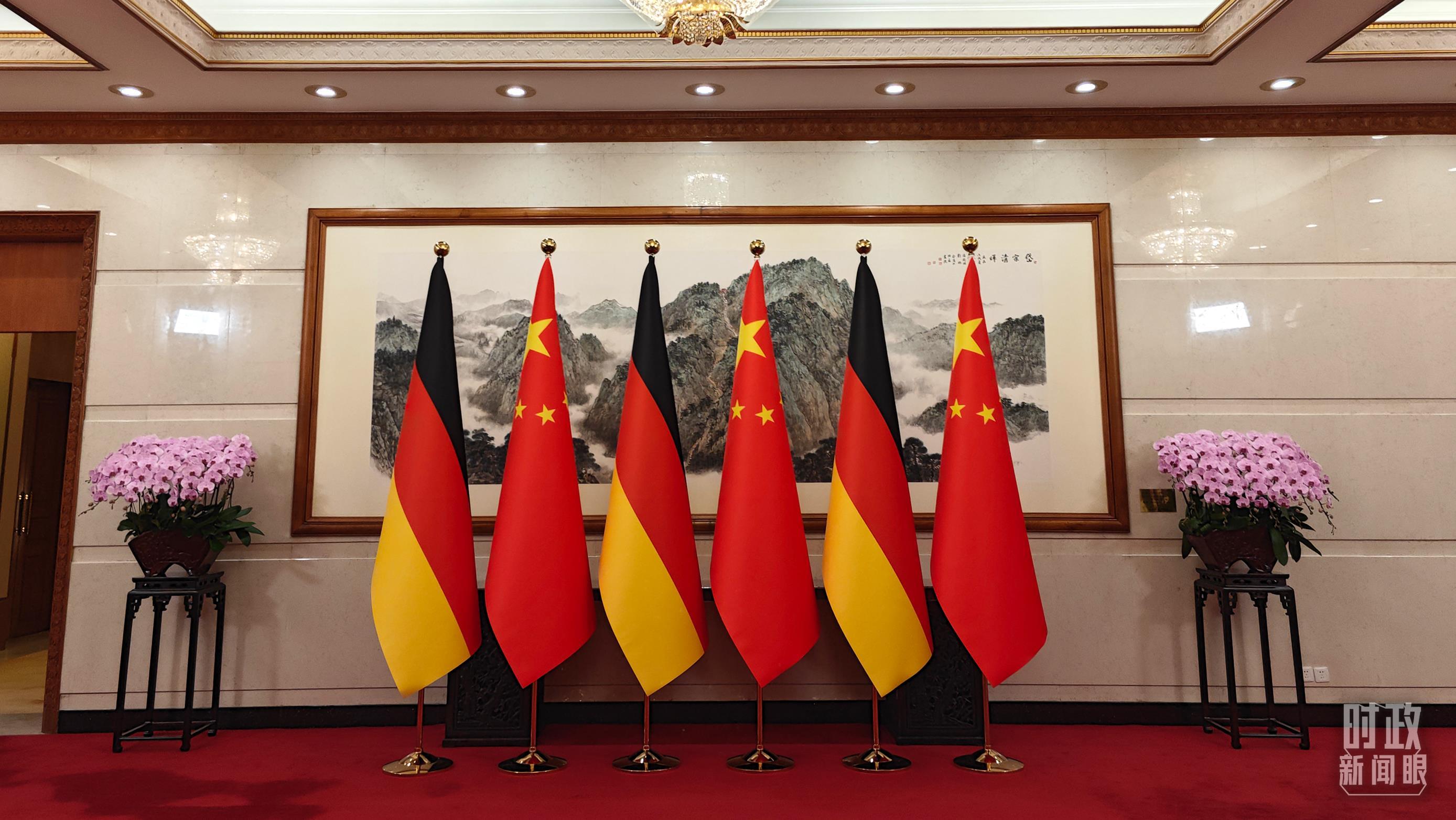 △会见前,中德领导人合影处摆放的两国国旗。(总台记者蔡靖骉拍摄)