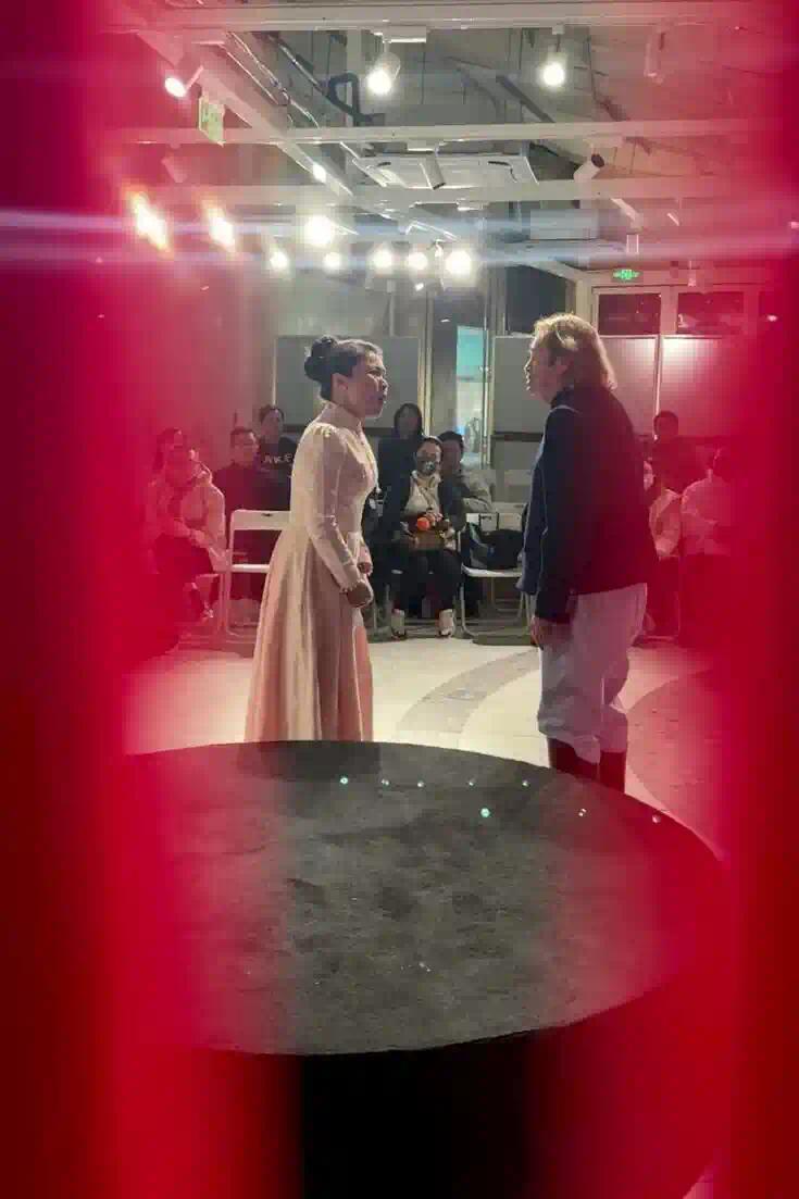 在一处商场内表演的双语版《奥赛罗》 视频截图