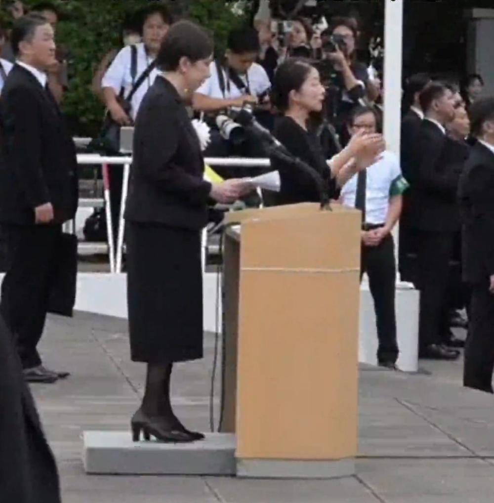 日本长崎遭原枪弹轰炸81周年牵挂典礼9日在长崎市和平牵挂公园举行。日本首相高市早苗进入典礼，其致辞时对“无核三原则”仍抽象表态，未明确默示日本将络续坚抓该原则。图源：视频截图