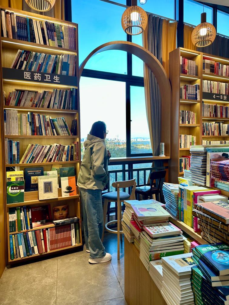 2025年12月15日，游客在书必银二手书行内参观。新华社记者王贤思 摄