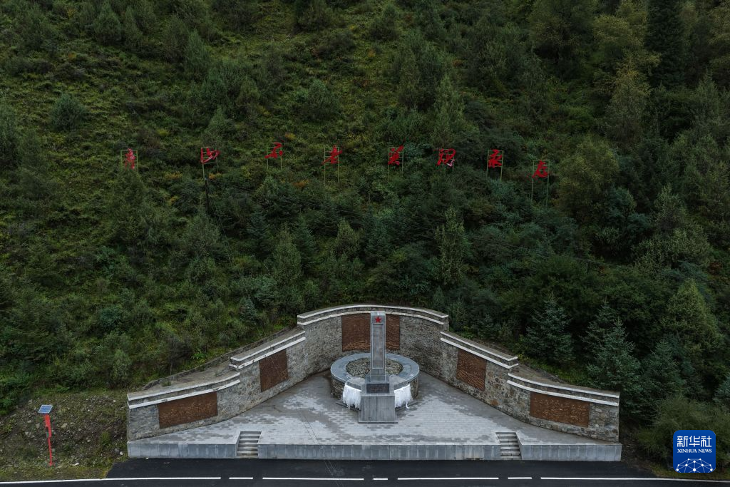 这是9月14日在青海省果洛藏族自治州班玛县境内拍摄的红军墓(无人机照片)。新华社记者 张龙 摄