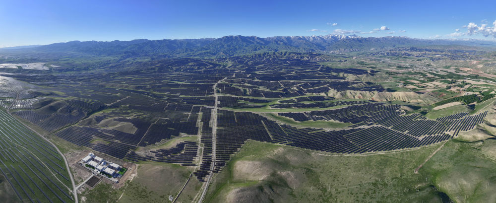 这是4月29日在新疆伊犁尼勒克县山区拍摄的装机容量320万千瓦的光伏电站（无人机全景照片）。