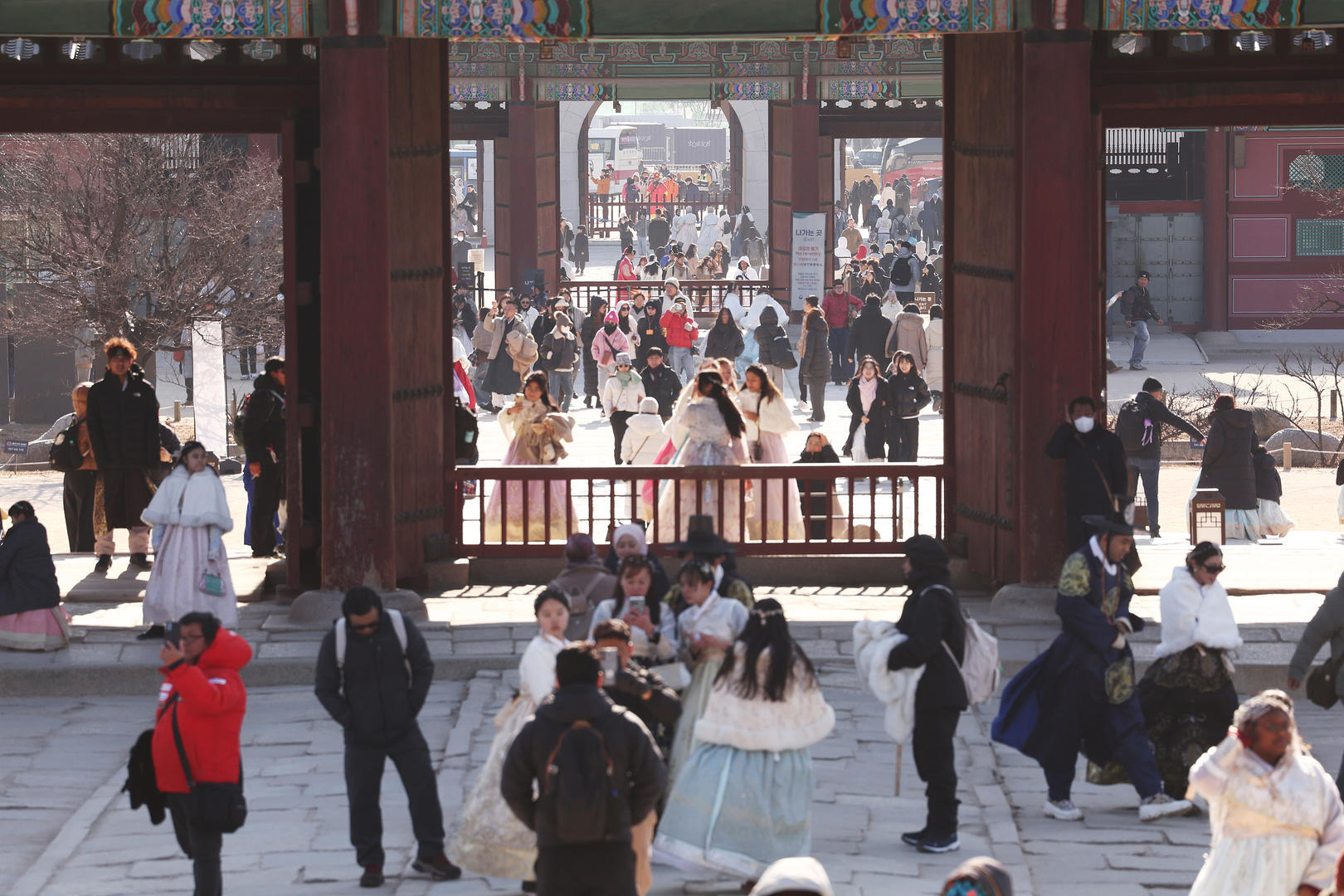 ▲2026年1月5日,韩国首尔,外国游客和市民参观景福宫 图据视觉中国