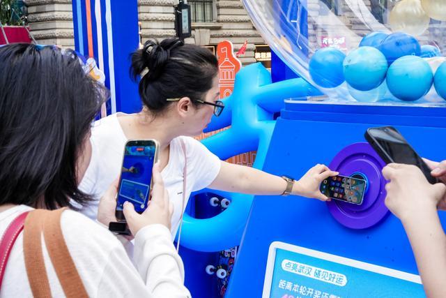 游客排队“碰一下”，可抽奖得无门槛优惠券