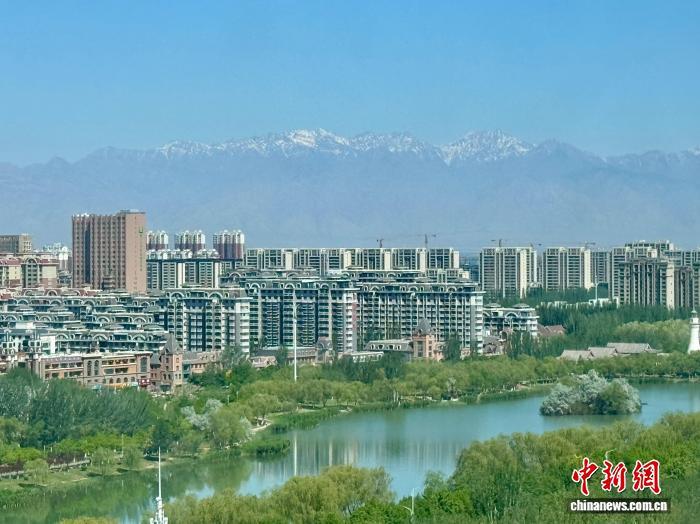 从高处俯拍银川城市一景,湖山相映,风景入画来。中新网记者 李佩珊 摄