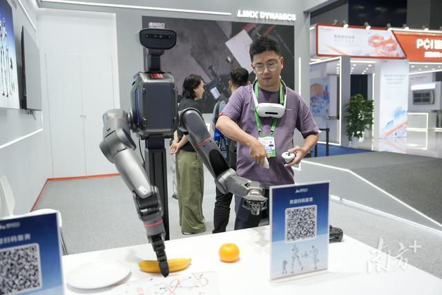 行业展会上工作人员调试操作人形机器人