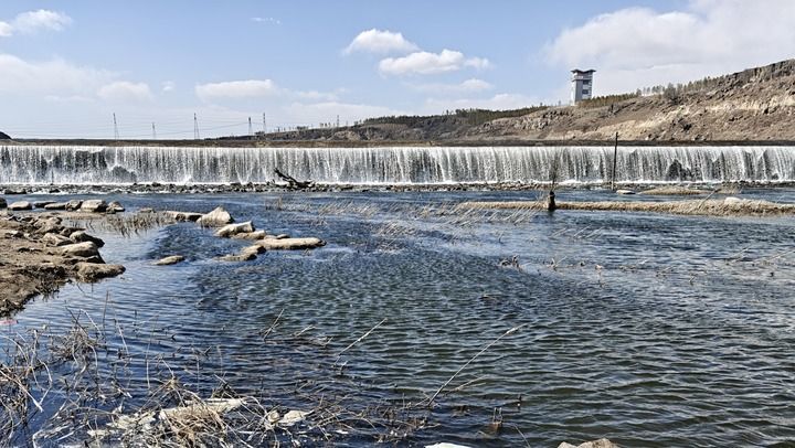 早春时节，桑干河大同阳高段景观。（新华每日电讯记者王皓摄）