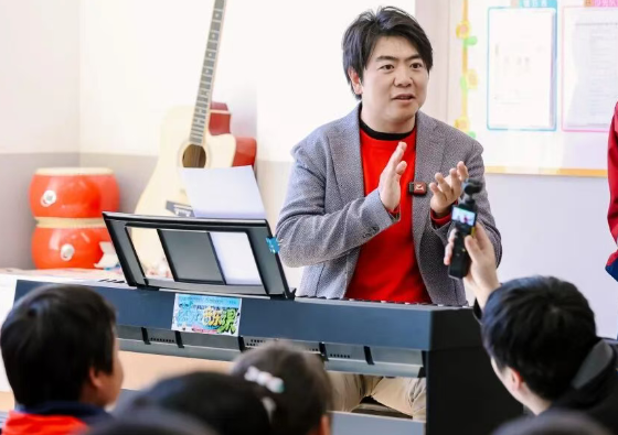 郎朗在积石山县大河家小学上音乐课。