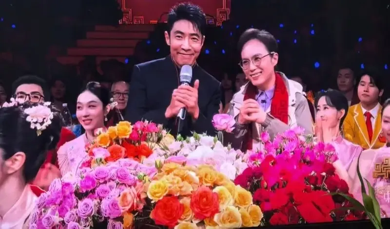 ·蔡艳飞与撒贝宁在春晚舞台上。(上游新闻)