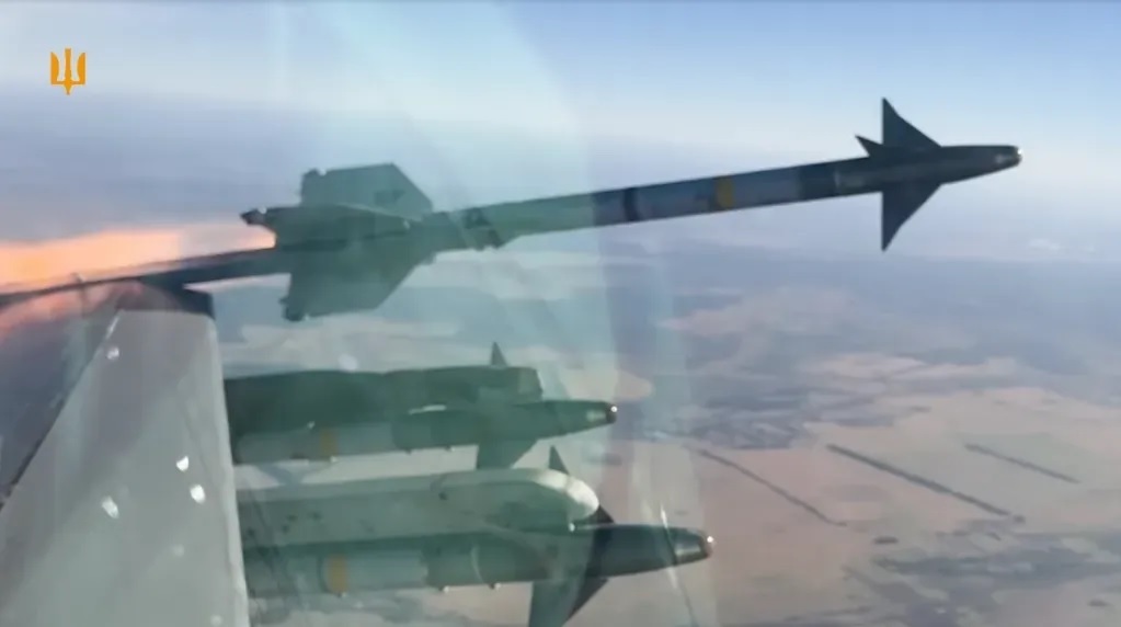 乌空军F-16发射AIM-9“响尾蛇”导弹，画面中的这架F-16采用了独特的全“响尾蛇”挂载 乌克兰空军官方视频截图