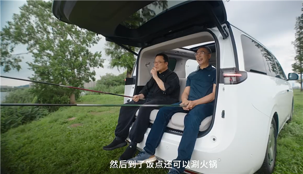 零跑D99后排翻转能当钓鱼椅 罗永浩:非常梦幻 到了饭点还能涮火锅