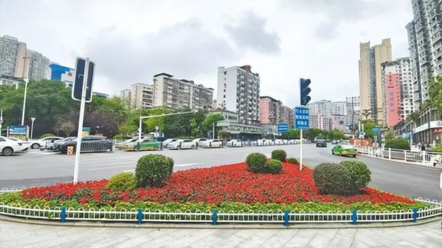 花卉景观装点交通岛。