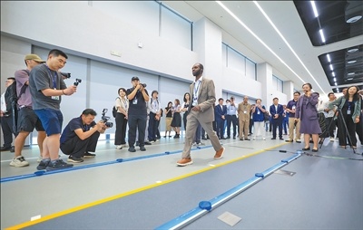 9月3日,在广东省东莞市滨海湾OPPO园区的运动健康实验室内,亚太媒体高端论坛与会嘉宾体验运动数据采集。新华社记者 毛思倩摄