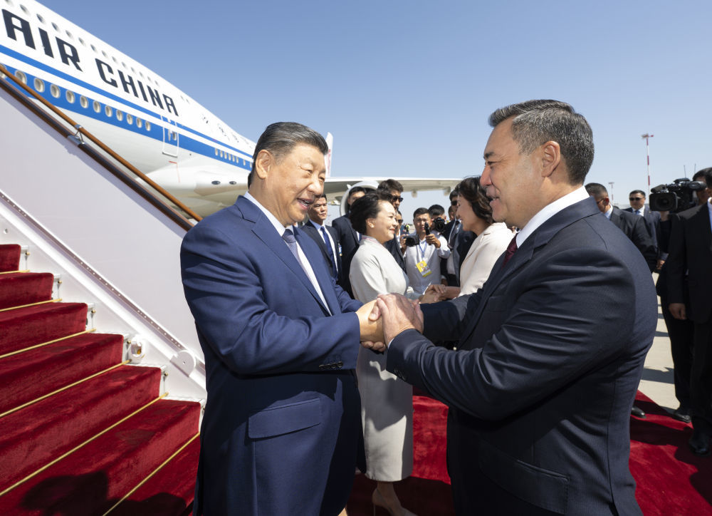当地时间8月30日下午,国家主席习近平乘专机抵达比什凯克,应吉尔吉斯斯坦总统扎帕罗夫邀请,出席2026年上海合作组织峰会并对吉尔吉斯斯坦进行国事访问。习近平和夫人彭丽媛抵达比什凯克玛纳斯国际机场时,扎帕罗夫总统夫妇热情迎接。新华社记者 谢环驰 摄