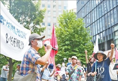 8月15日,在日本东京的淡路公园内,当地民众参加集会,反对日本政客参拜靖国神社。