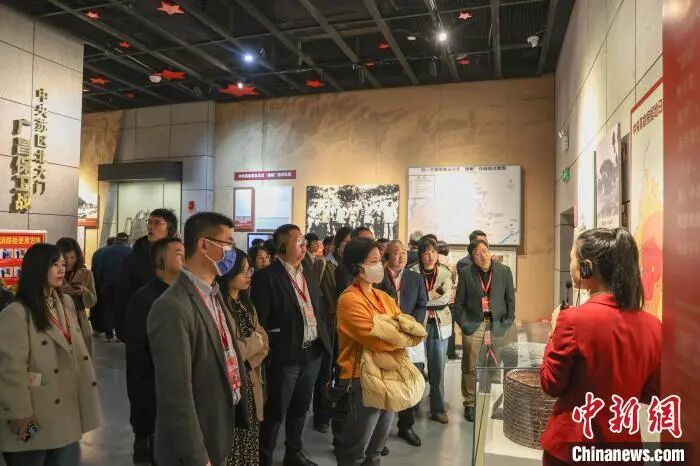 图为不少游客来到于都县中央红军长征出发地纪念园的中央红军长征出发纪念馆内参观。刘力鑫摄.jpg