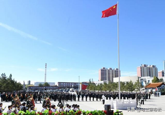 9月30日,市级领导与各族各界代表在集宁战役红色纪念园参加烈士纪念日公祭活动。