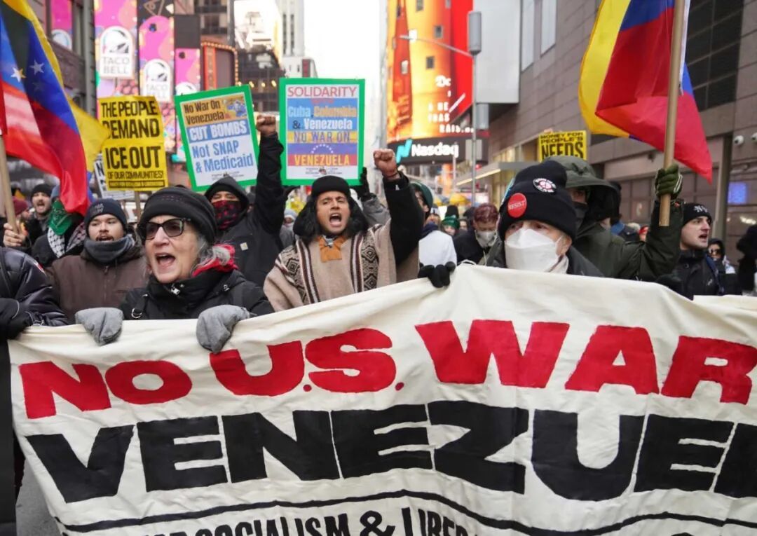 1月3日,近千名民众在美国纽约举行集会游行,抗议美国对委内瑞拉实施军事打击 图源:新华社