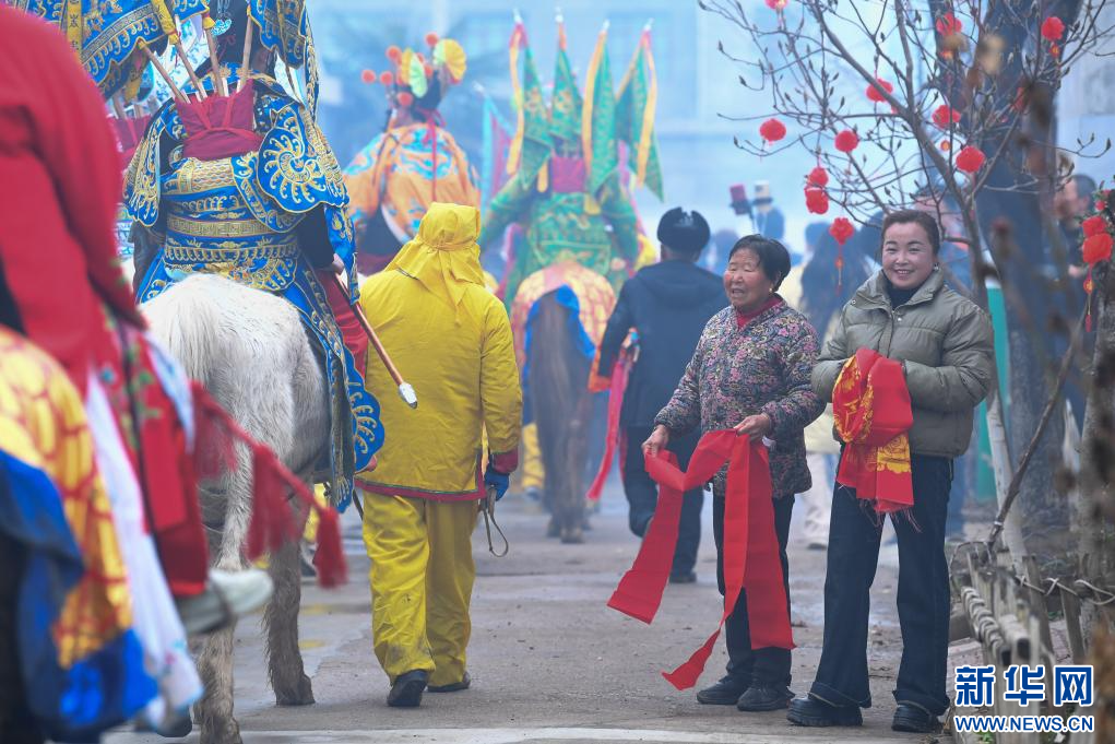 3月2日,陇县黄花峪村村民在路边迎接社火队。新华社记者 邹竞一 摄