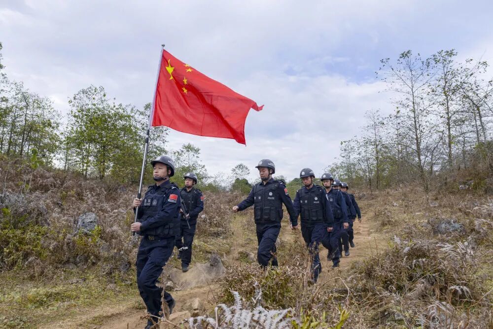杨睿和战友在边境巡逻中。新华社发