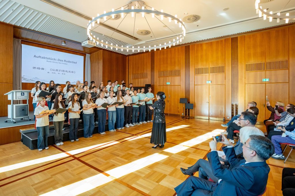 这是10月3日在德国埃森市拍摄的中德青少年交流音乐会现场。新华社发（伯乐中文合唱团供图）