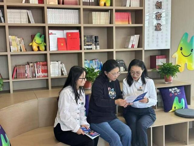 企业员工在产业社区了解人才政策。浑南区委宣传部供图