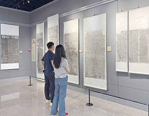 市档案馆馆藏拓片展在市博物馆开展.jpg