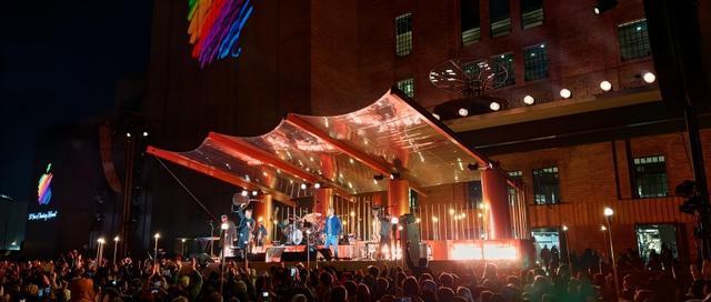 从车库到3万亿市值:苹果50年,8次变革重塑全球科技