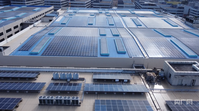 福建一个5G绿色黑灯工厂的房顶均采用光伏“绿电”（央广网记者 龚雯 摄）