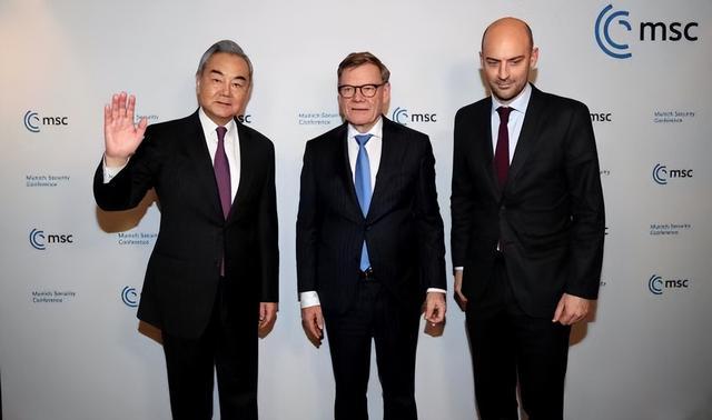 慕尼黑安全会议上王毅外长与德国外长瓦德富尔(中)、法国外长巴罗(右)举行三方会晤