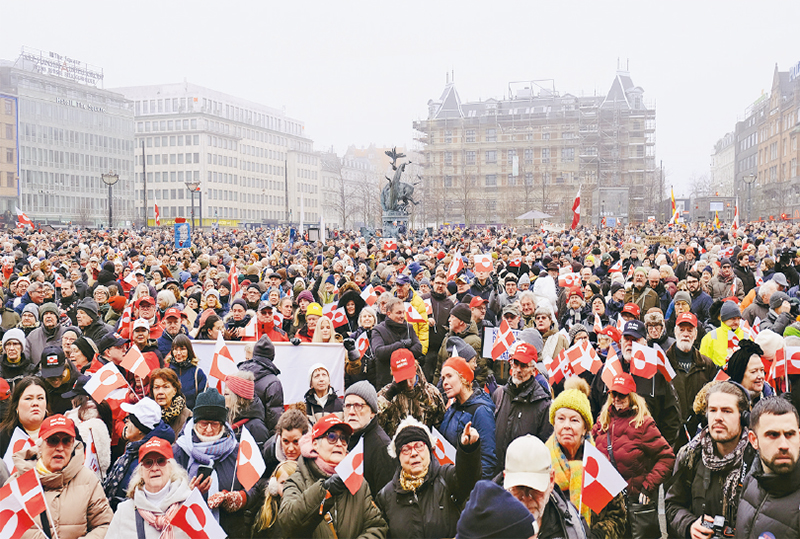 现任美国政府多次以所谓“国家安全”为由扬言要得到格陵兰岛,并声称不排除动用武力的可能性。图为当地时
