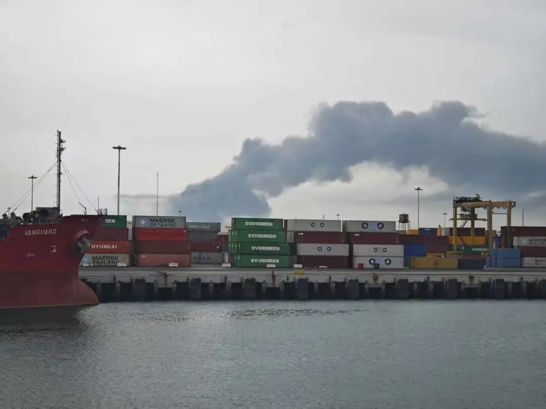港口附近爆炸后冒起的浓烟。 摄影/高阳