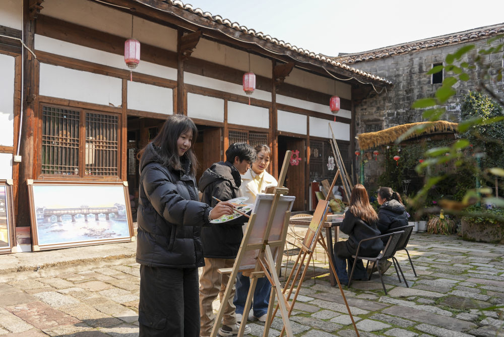 春节期间,游客在黎川古城体验油画创作。(邱世同 摄)