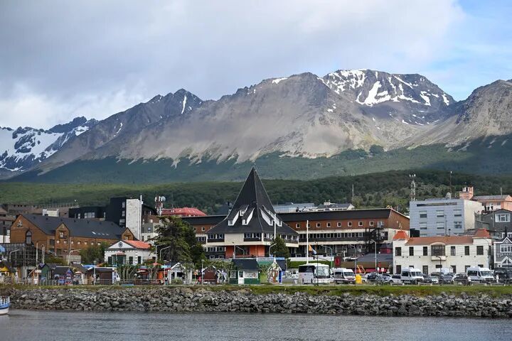 这是2025年12月31日拍摄的阿根廷火地岛省首府乌斯怀亚城市一景。乌斯怀亚位于南美大陆南端的火地岛,是阿根廷最南端的城市,距离南极洲只有800公里,有“世界尽头”之称。 新华社记者李木子摄