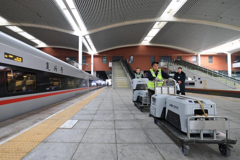 靠岸站台的回复号列车。新华社贵寓